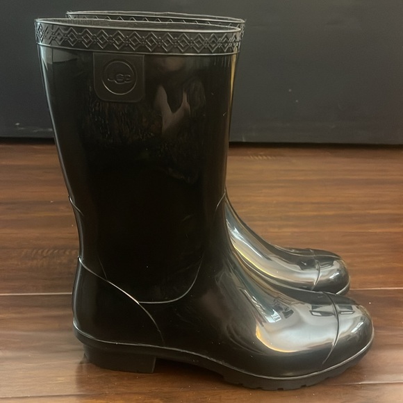 Kids ugg rainboots in size 4 - Picture 3 of 13